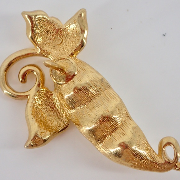 Vintage Textured Gold Tone Faux Pearl Peas In A Pod Fashion Lapel Pin 1.60 Inch - Picture 4 of 6